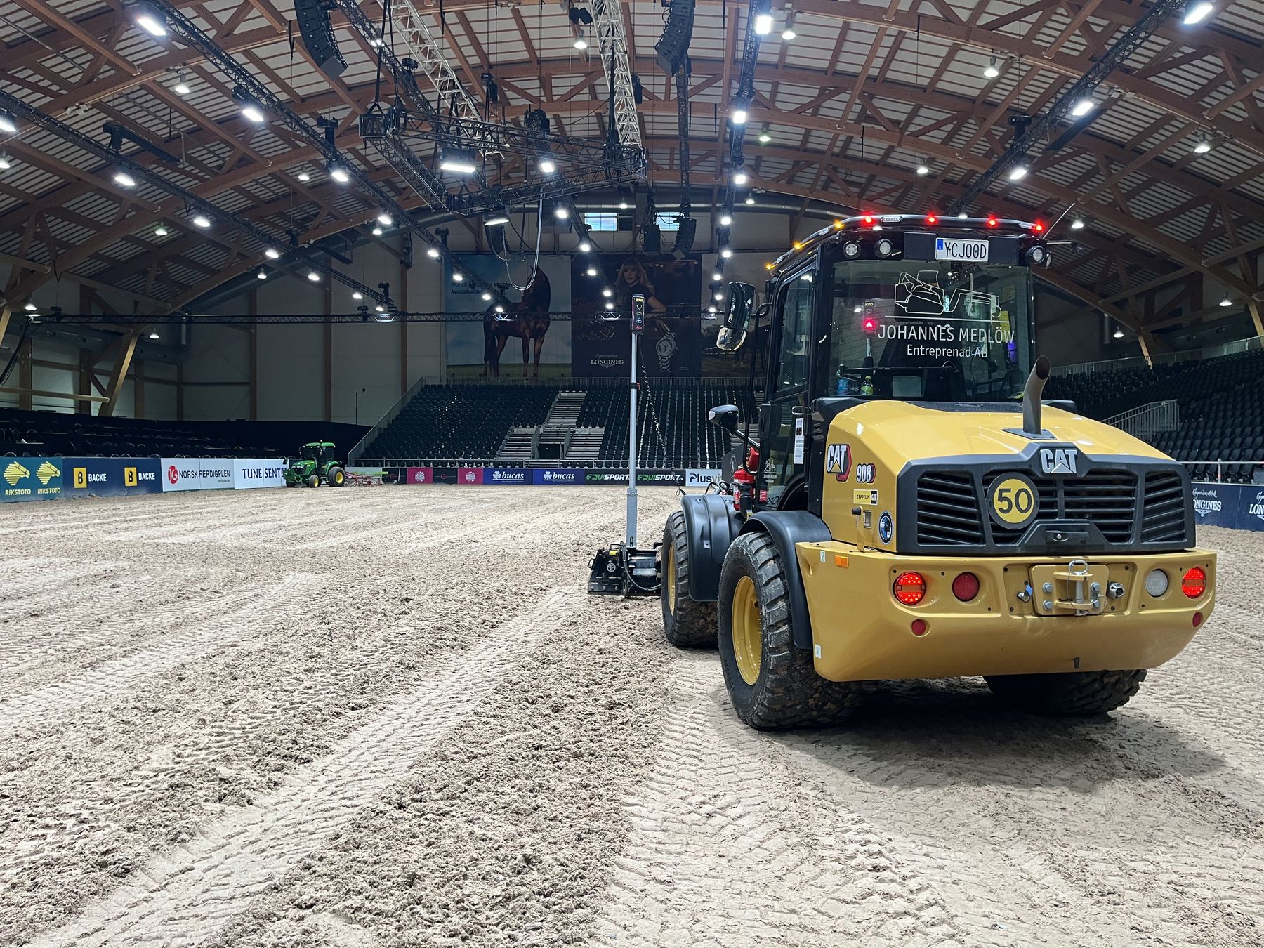 Sport Surface Groups team arbetar med CAT-lastare i tävlingsarena